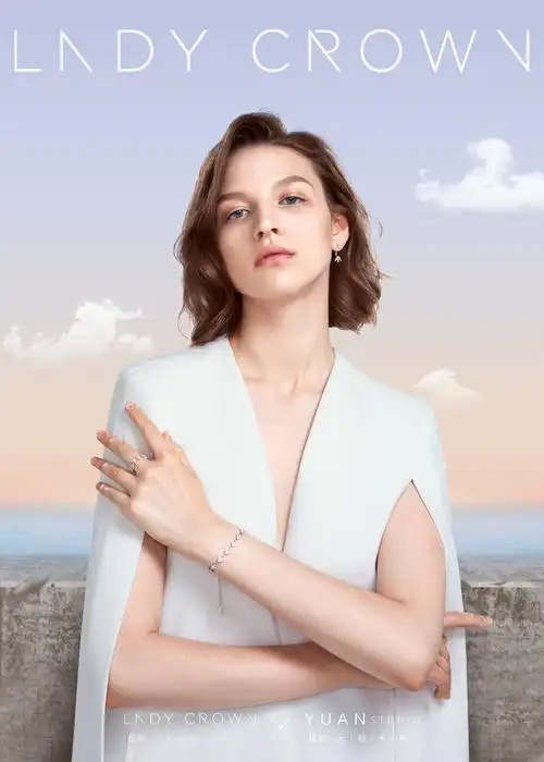 人像简单背景合成海报