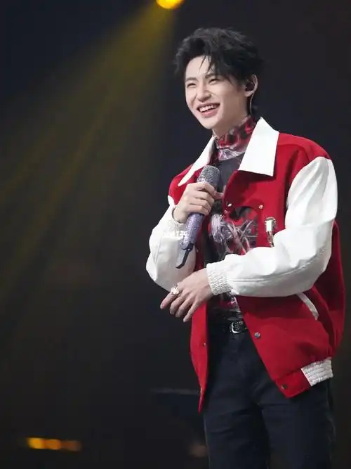 被小鬼唱的吸引住了戒指不错呦