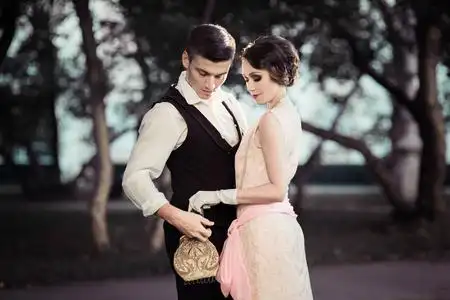 一个女孩和一个年轻人在一起,交流,笑,一对30多岁的情侣,老式照片照片