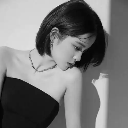 高冷范黑白女生头像