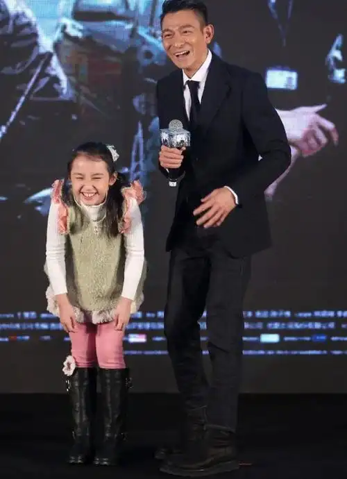 刘德华罕见携女儿亮相11岁刘向蕙长相甜美和朱丽倩如复制粘贴