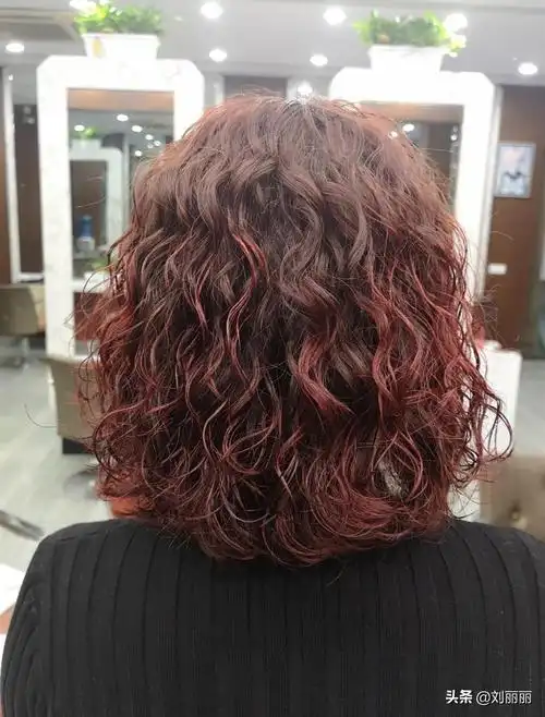 今冬流行烫满头发型20多款,时尚还保暖,烫完真洋气