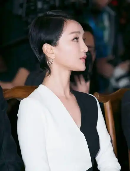 46岁周迅好显嫩穿黑白连体裤气质惊艳配俏皮短发灵动似少女