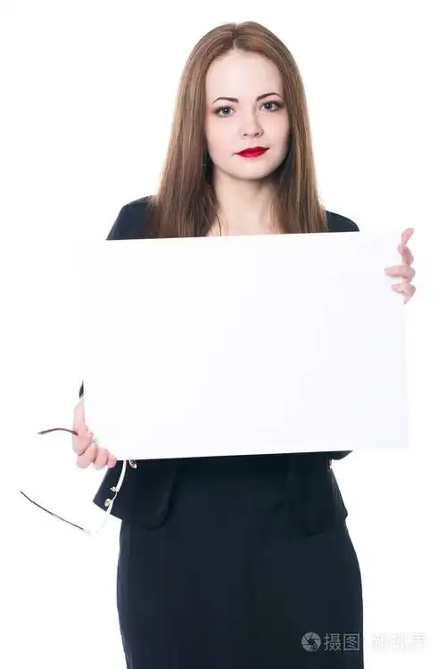 举着空白牌子的漂亮的商界女强人