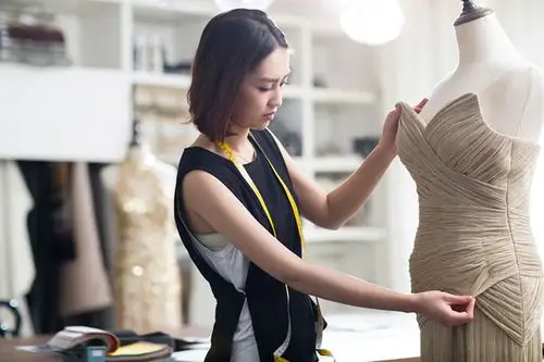 服装设计师在工作室工作
