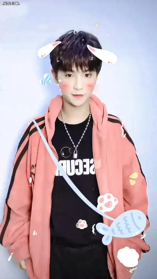黄明昊粉色外套##黄明昊脆脆鲨品牌代言人