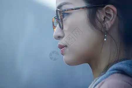 白敬亭侧脸戴眼镜的女人侧着头岐阜县背景