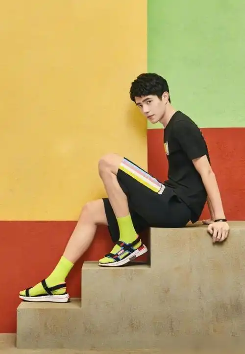 宋祖儿穿套装演绎不同风格刘昊然巧妙搭配五分裤打造夏日穿搭