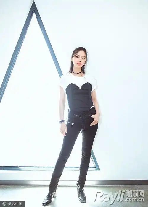 宋茜身穿chanel拼色编织抹胸裙,内搭白色圆领t恤,脚踩棕色皮纹一字