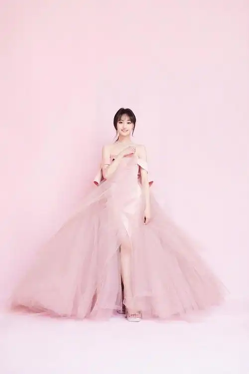 郑爽粉色抹胸纱裙好美,香肩锁骨美背秀个够,优雅柔美的仙女姿态