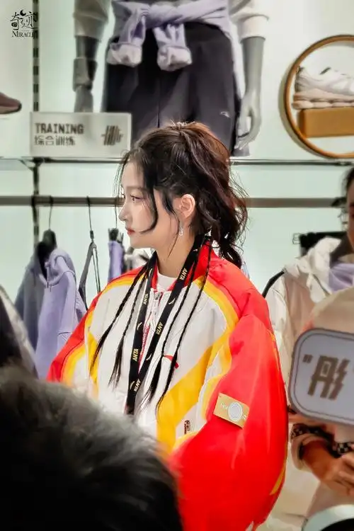 关晓彤安踏品牌全球代言人##关晓彤初冬穿搭##关晓彤王牌控诉华晨宇