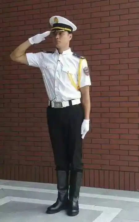 看我们礼宾小伙的帅气军礼