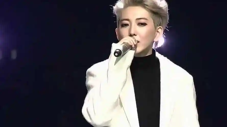 刘忻圣诞结独特嗓音开唱惊艳全场太帅气了