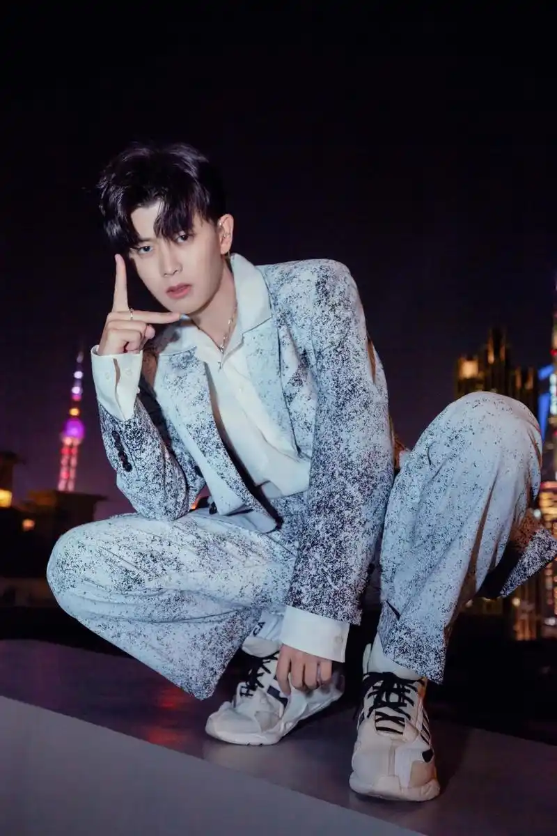 任嘉伦全新单曲seeya酷帅上线