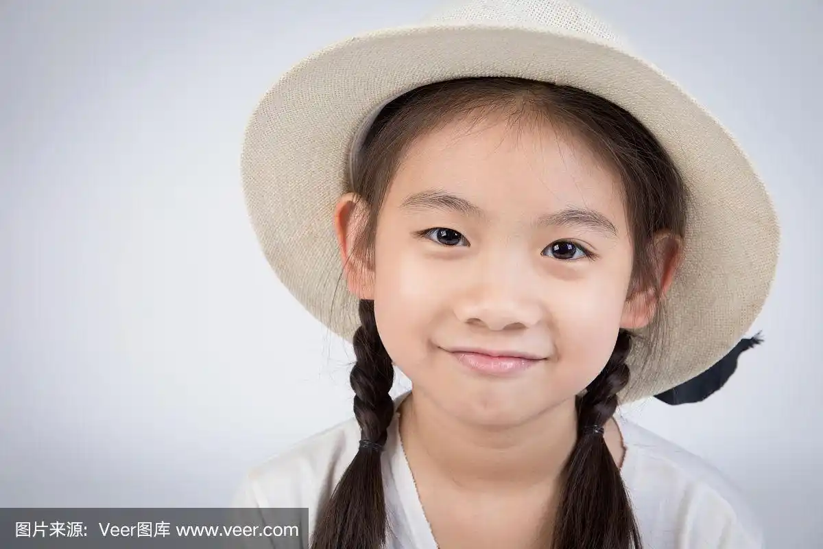 快乐可爱的小女孩的大头照看着相机小微笑.