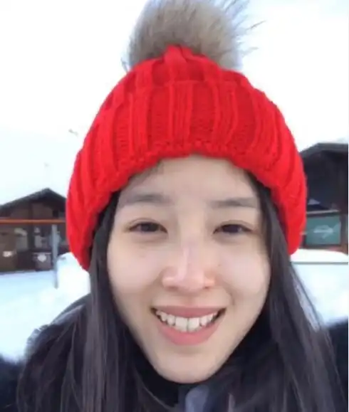 吃惊的是,章泽天这张脸,是货真价实的素颜啊,别说眼线口红,就连眉毛都