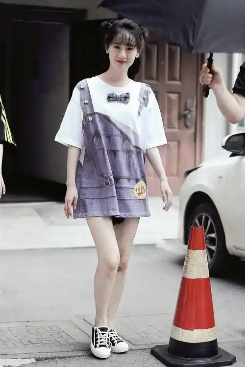 袁冰妍的长相没什么可挑剔的,生图脸蛋也没瑕疵,穿搭甜美又可爱_短裤