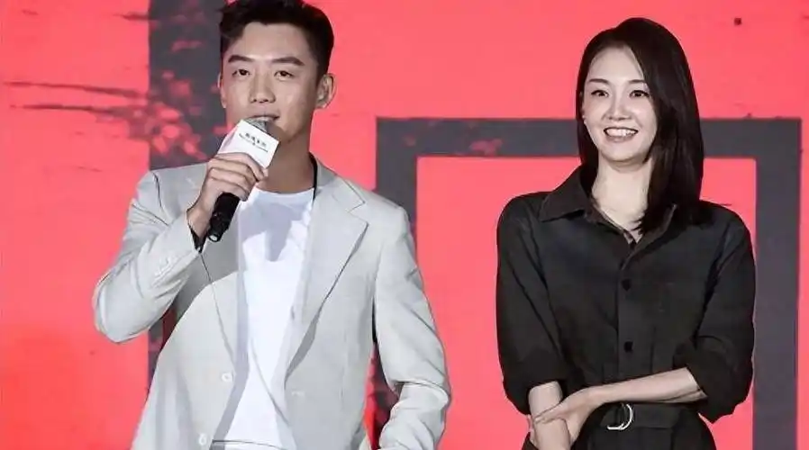 郑恺亲吻鼓励苗苗滑伞,两人在线撒糖画面超有爱,女子被嘲心机重_夫妻