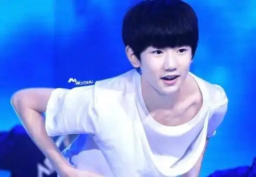 而王源的大招是锁骨,简直能养金鱼啊.