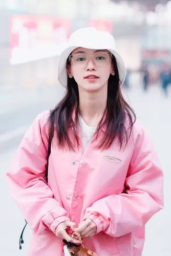 原创吴谨言素颜走机场宽上衣配宽腿裤身材变五五分再瘦也别任性穿