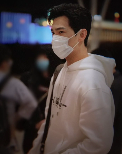 杨洋以为没人认出自己偷摘口罩,摘下口罩那刻,百万网友疯狂截图!