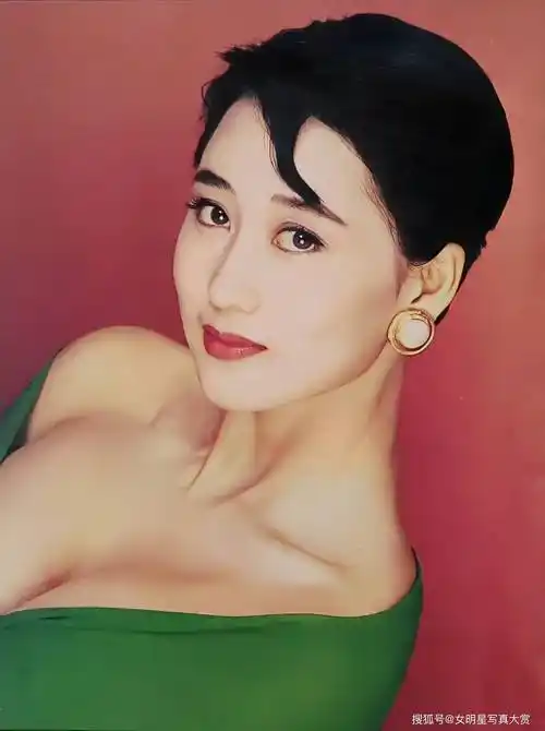 那时候的李连杰还是一个名不见经传的武打演员,而利智已经因为出演