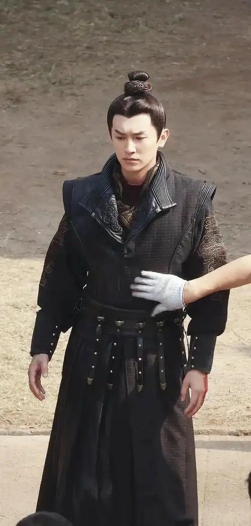 没话讲,杨旭文要英气有英气,要身高有身高,要脸蛋有脸蛋,要仪态有仪态