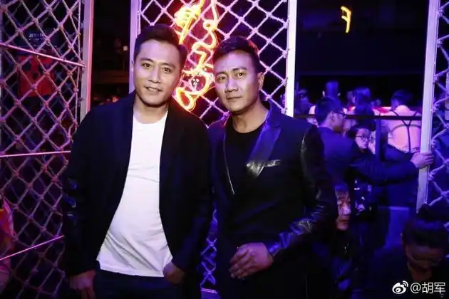 胡军晒和刘烨温馨合影庆生两人看上去十分的友好亲密
