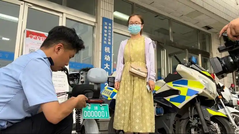 交管支队发放我市第一张电动车绿色牌照