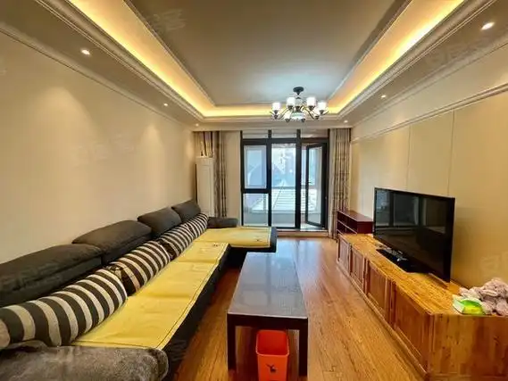 白云山公园租房,青特小镇d区 3室2厅1卫 电梯房 精装修98平米,城阳