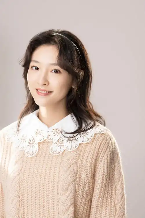 吴倩口碑回升因眼睛不适退出浪姐还被偶遇带着女儿去大理玩