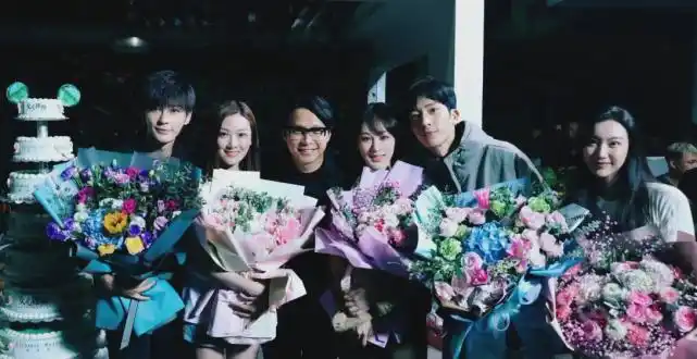 杨紫凌晨4点杀青和井柏然贴脸亲密合影新剧cp感十足