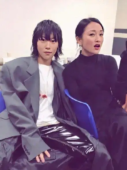 窦靖童周迅又同框两人亲密合照旁若无人曾因忘年交传言引争议