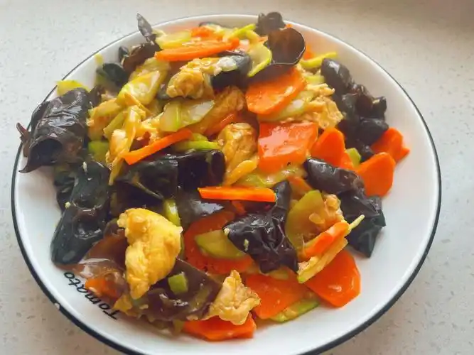 西葫芦木耳胡萝卜炒鸡蛋