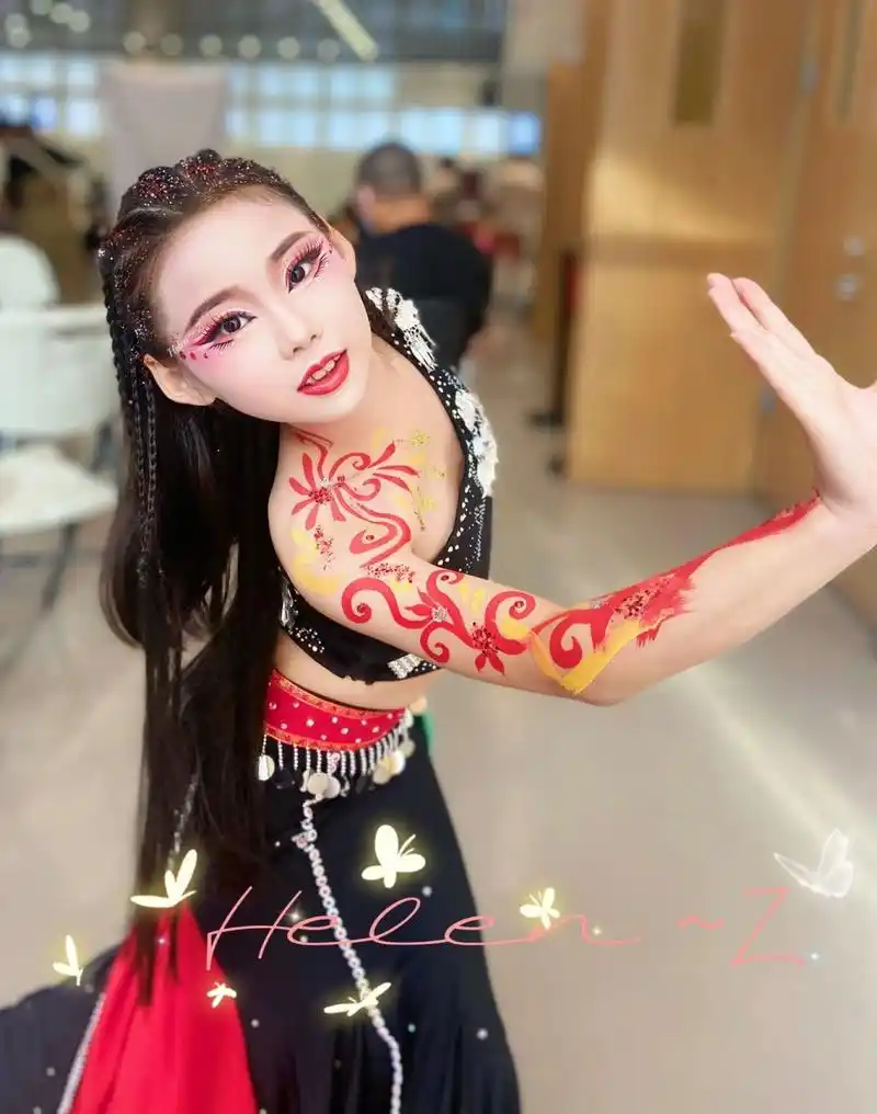 民族舞舞台妆 双人舞 不说话时是冷酷气质girl,笑起来却是甜心妹妹