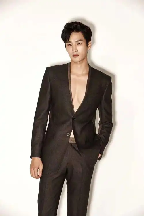 模特的金宇彬,一拍即合的两人成为了好兄弟,和吴世勋一起录制综艺《我