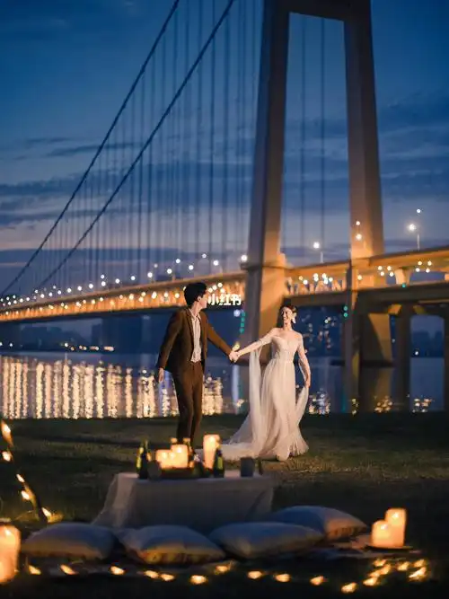 落幕的黄昏迎来浪漫的月色武汉婚纱照