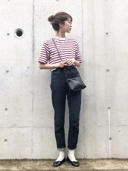 搭配最基本的牛仔裤它是这样的上衣,但今年春天选择的颜色设计会让你