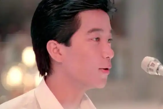 陈百强是上世纪70年代非常著名的香港歌手,直到现在还是歌迷心中的"