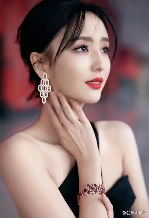 佟丽娅,中国当红女演员,以清新的外貌和多才多艺的表演而备受瞩目.