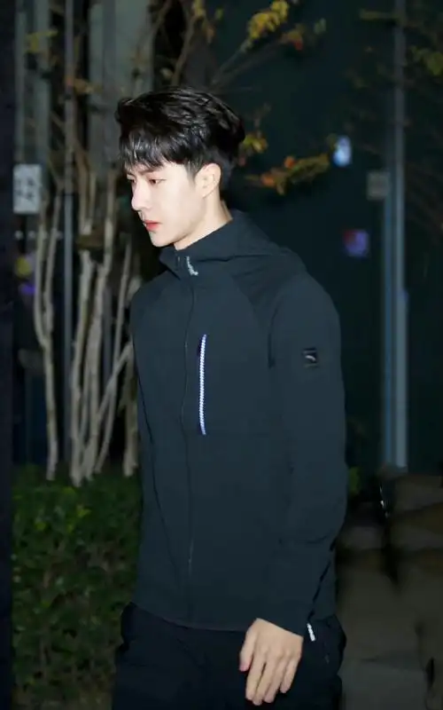 王一博现身小米园区##王一博同款k70今晚见#再来回顾王一博2021遗跑