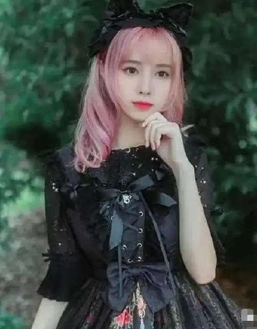 有种"惊艳"叫鞠婧祎穿洛丽塔,抬手瞬间露出腋窝,秒成宅男女神