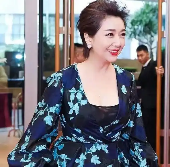 江珊终于选对合适的发型!55岁短发红唇魅力无限