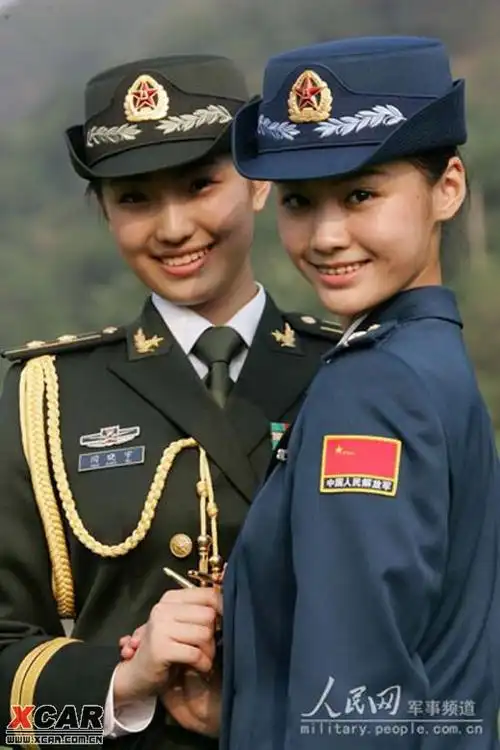 07式军服系列第一次将女军人的大檐帽改为卷檐帽.