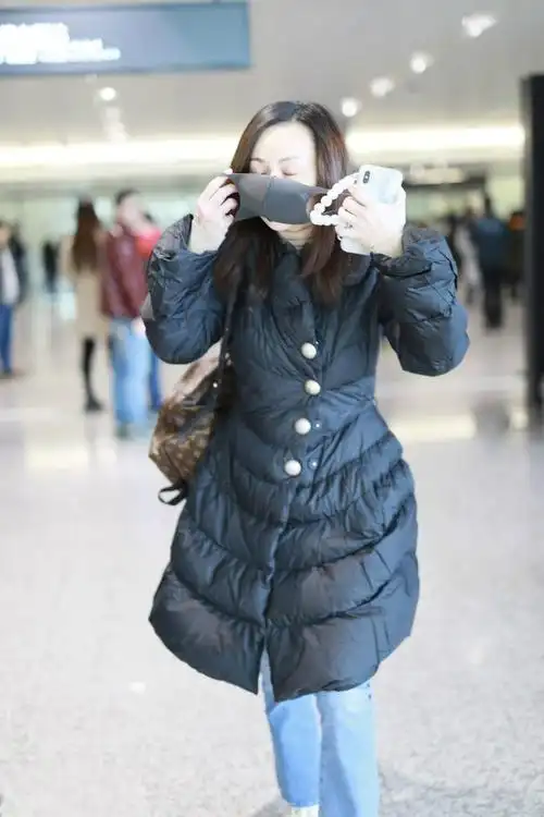 原创雪姨王琳穿"喇叭款"羽绒服走机场,素颜的她看着真不像快50岁了
