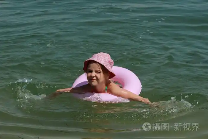 巴拿马游泳的小女孩