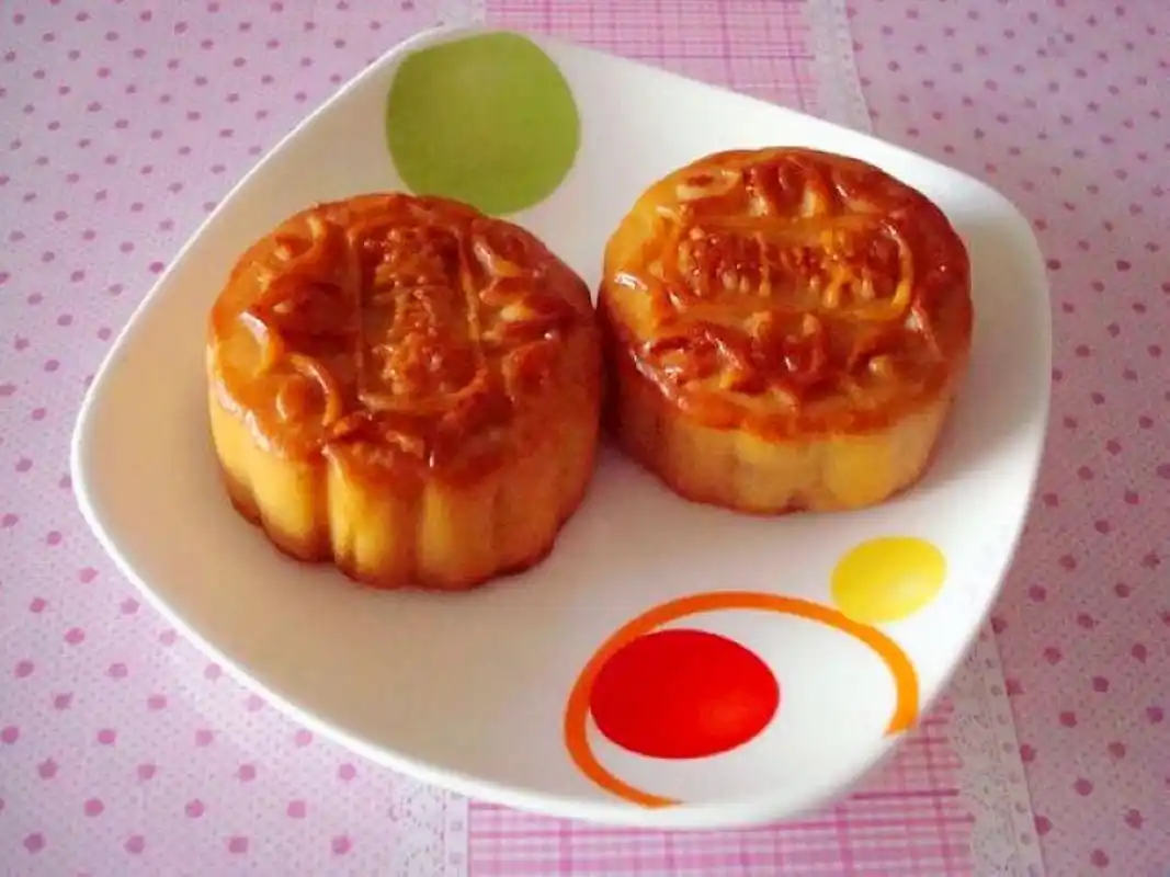 享受中国味道,品味新疆麦趣尔月饼 一口咬下,多口味缤纷呈现 传统工艺