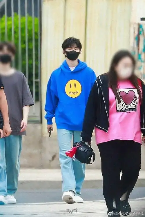 马嘉祺六一晚会下班路透#马嘉祺今日六一晚会下班路透,蓝色卫衣 牛仔