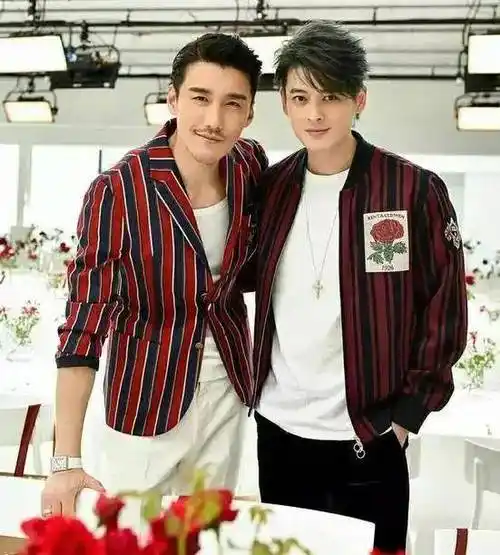 与高以翔合影,从这张照片看,差距不大,可惜斯人已不在.