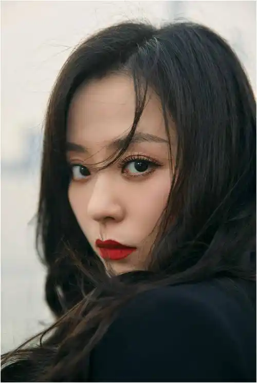 张靓颖黑色套装御姐风